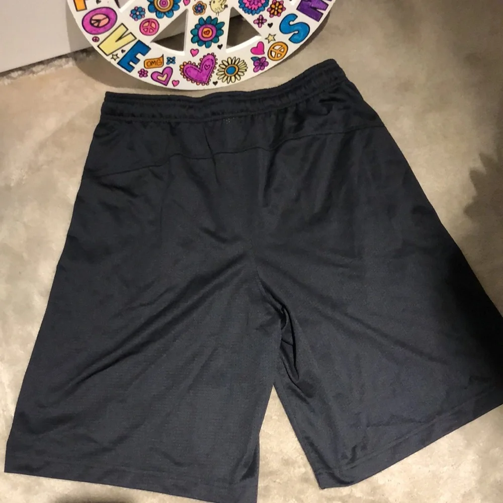 Under armor heat gear. Size medium. Prelove pre worn condition. M. Athletic - Picture 4 of 6